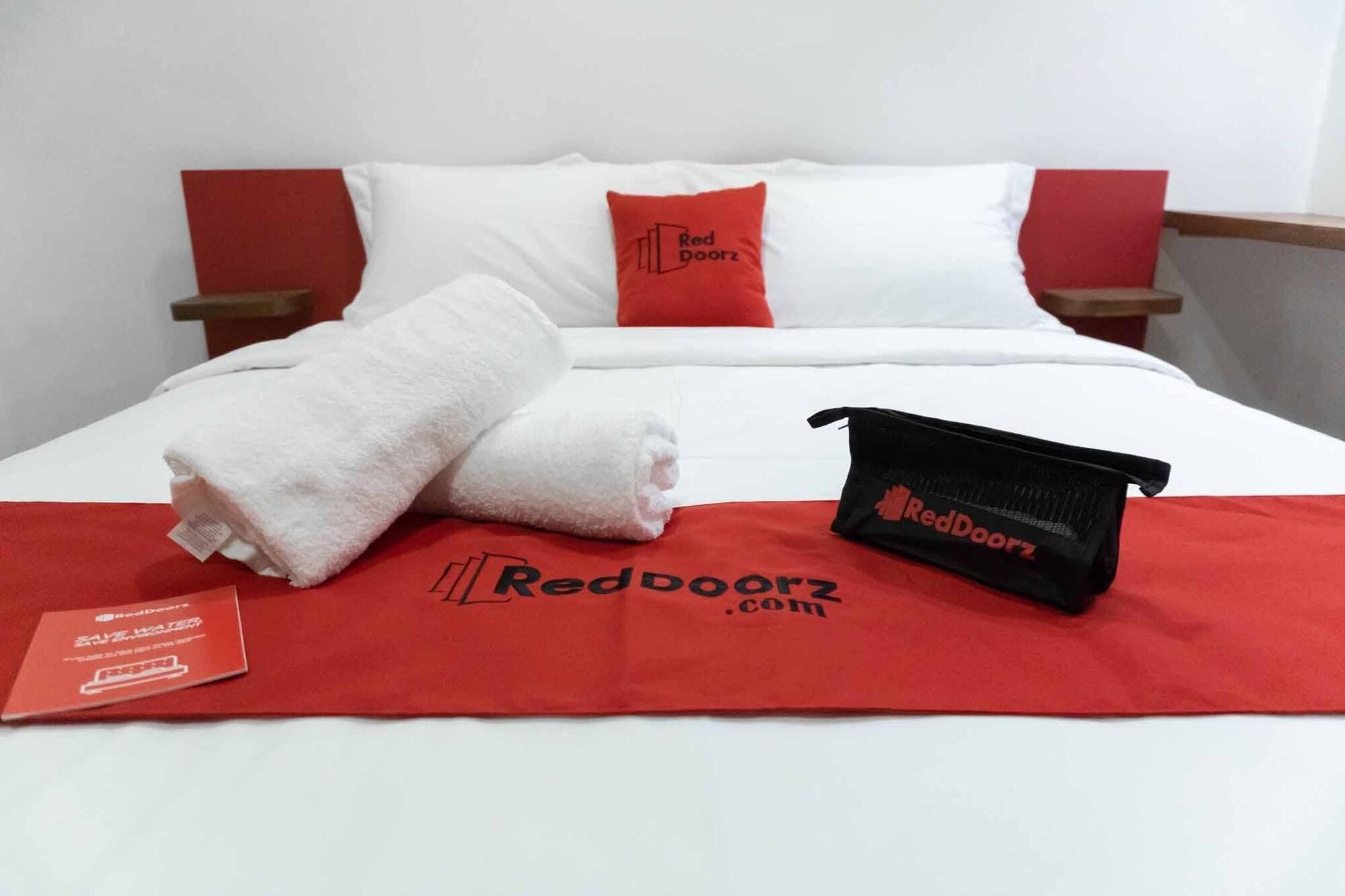 Reddoorz Plus At Mm Hotel Las Pinas Former Reddoorz Plus Near Bamboo Organ Exterior foto