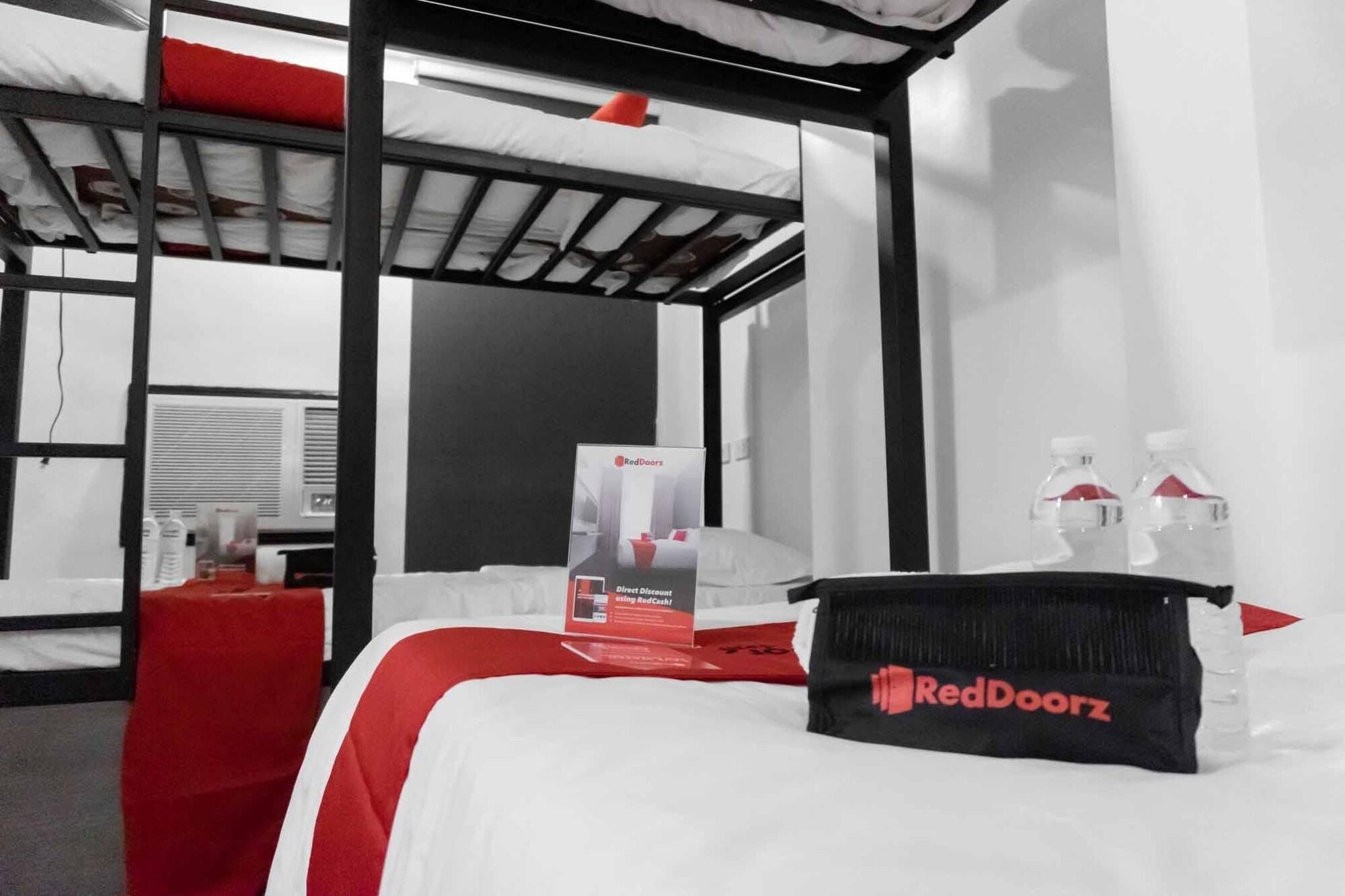 Reddoorz Plus At Mm Hotel Las Pinas Former Reddoorz Plus Near Bamboo Organ Exterior foto