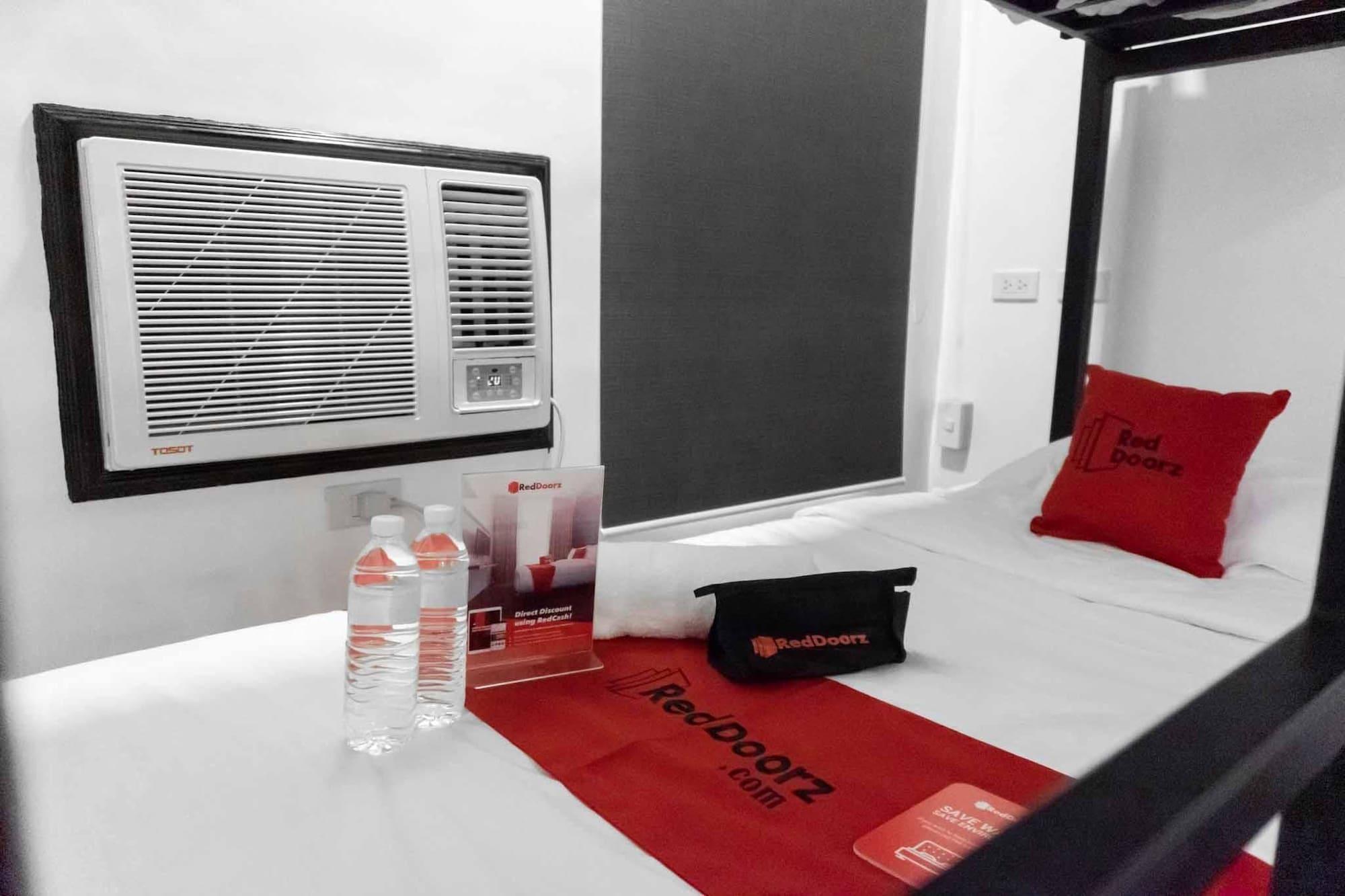 Reddoorz Plus At Mm Hotel Las Pinas Former Reddoorz Plus Near Bamboo Organ Exterior foto