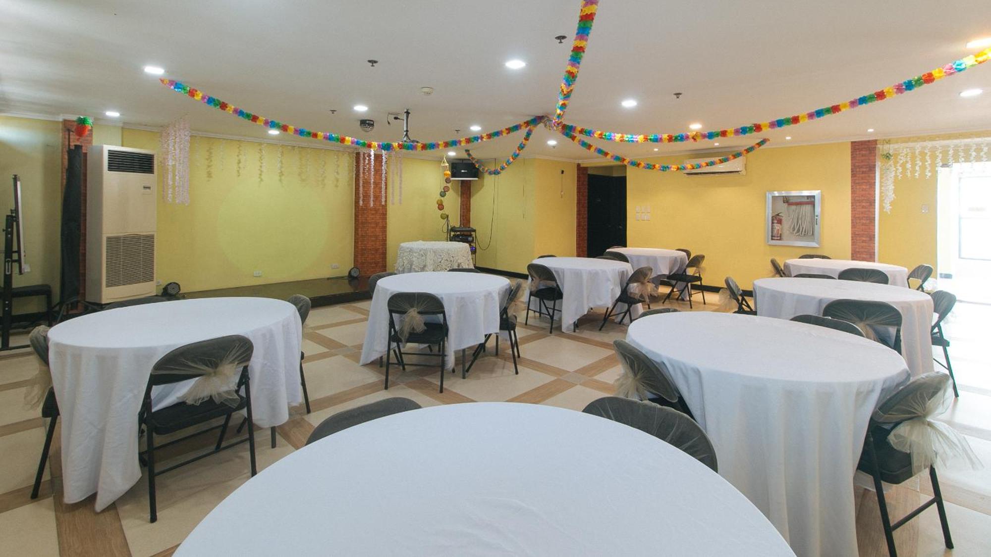 Reddoorz Plus At Mm Hotel Las Pinas Former Reddoorz Plus Near Bamboo Organ Exterior foto
