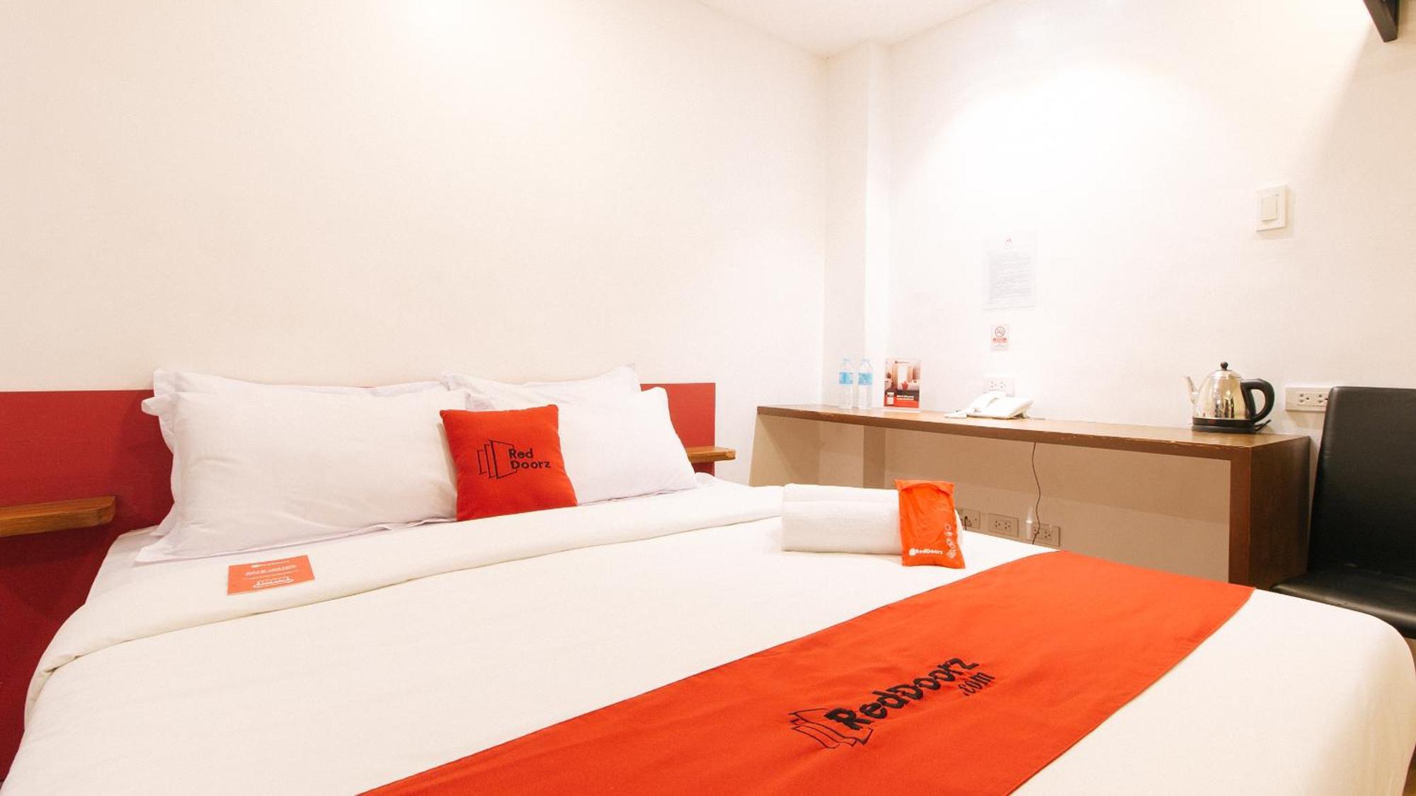 Reddoorz Plus At Mm Hotel Las Pinas Former Reddoorz Plus Near Bamboo Organ Exterior foto
