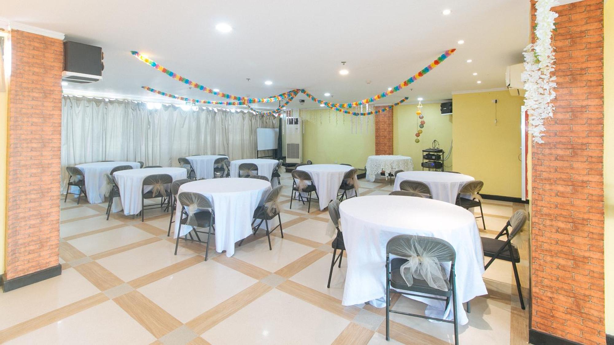 Reddoorz Plus At Mm Hotel Las Pinas Former Reddoorz Plus Near Bamboo Organ Exterior foto
